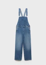 Jardinera de denim en color azul medio, con diseño de corte recto, tirantes ajustables con hebillas metálicas, cierre de botones laterales y bolsillos funcionales.