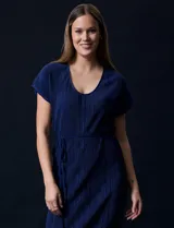 Vestido midi plisado color azul marino, con escote en V y lazo de ajuste en la cintura.