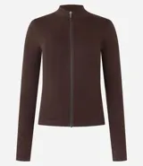 Campera deportiva de corte ajustado, confeccionada en tejido seamless de poliamida y elastano. Presenta cuello alto, cierre frontal con cremallera y textura acanalada.