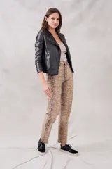 Pantalón de jean de corte recto con estampado de piel de serpiente en tonos beige y marrón. Tiene tiro medio y cierre frontal con botones.