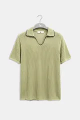 Polo de hombre de manga corta confeccionado en tejido calado de algodón color verde, con cuello camisero y bordado en contraste.