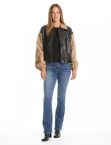 Chaqueta bomber de eco cuero color verde oliva, con cuello tipo solapa, cierre frontal metálico, bolsillos laterales y puños elásticos.