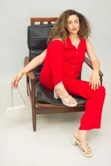 Sandalias plateadas de cuero con plataforma y taco cuadrado.