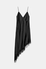 Vestido midi de satén con escote corazón y tirantes finos ajustables. Presenta un diseño de espalda descubierta con lazada y un bajo asimétrico decorado con encaje a tono.