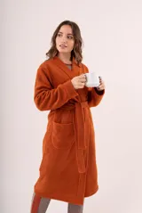 Bata de polar color coral, con cuello esmoquin, lazo para ajustar en la cintura y bolsillos laterales.