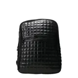 Mochila Tiffosi de diseño acolchado con patrón de cuadros, color negro. Cuenta con cierre frontal y logo metálico en la parte inferior.