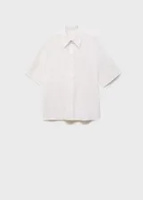 Camisa de manga corta con cuello camisero y cierre frontal de botones. Confeccionada en una mezcla de lino y algodón, presenta un diseño recto y minimalista.
