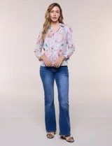 Blusa de gasa liviana con estampado animal print que combina leopardo y cebra, cuello camisero con escote en V y mangas largas con puños anchos.