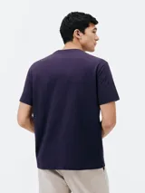 Camiseta azul marino de algodón con estampa rectangular de paisaje en el frente.