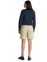 Short de sarga color beige, corte slim con pierna recta y largo a la altura de la rodilla. Presenta cierre con botón y cremallera, y diseño de 4 bolsillos.