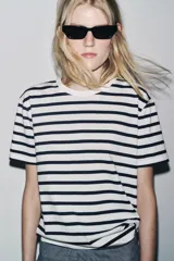 Camiseta rosa de algodón, de corte recto, cuello redondo y manga corta.