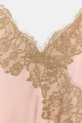 Vestido largo tipo lencero de satén color rosado, con escote en pico y tirantes finos. Presenta aplicaciones de encaje a contraste en el escote y en el lateral, con un diseño de bajo asimétrico.