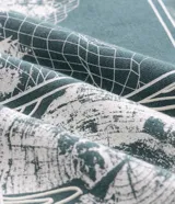 Remera verde militar de corte comfort, cuello redondo y manga corta, con estampa pequeña de líneas topográficas simulando una montaña en el pecho.