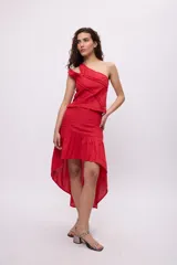 Top blanco irregular con doble tira de hombro y detalle de pequeños volados.