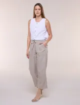 Pantalón crop de algodón y rayón, color beige, con pretina elástica con cordón de ajuste, bolsillos frontales aplicados y corte recto.