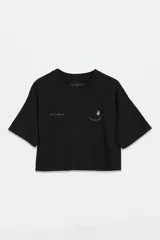 Remera cropped de algodón con efecto lavado, cuello redondo y mangas cortas. Presenta un pequeño estampado minimalista en el frente con texto y una carita sonriente con una lágrima.