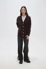 Saco cárdigan de viscosa color marrón, con cuello en V, cierre frontal de botones y diseño holgado de manga larga.