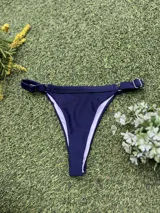 Conjunto de bikini azul con corpiño triangular fijo y bombacha colaless regulable.