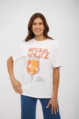 Remera blanca de manga corta con cuello redondo y un estampado frontal que muestra un vaso de Aperol Spritz con una rodaja de naranja y la receta del cóctel.
