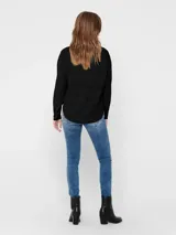 Sweater negro de punto acanalado con cuello redondo y manga larga, de calce regular.