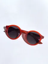 Lentes de sol Osten modelo Niza con armazón redondo de acabado mate en color mostaza y cristales oscuros polarizados con protección UV 400.