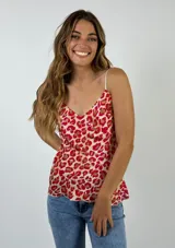 Top de breteles finos con estampado animal print en tonos beige y rojo.