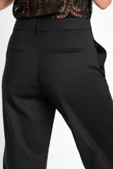Pantalón negro de corte recto, tiro medio y largo cropped.