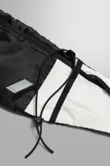 Riñonera deportiva técnica de Zara Athleticz en combinación de colores blanco y negro, con dos compartimentos principales, bolsillos laterales y sistema de sujeción con cordón elástico.