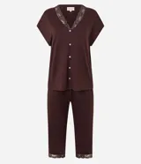 Pijama capri compuesto por una blusa de manga corta con escote en V, detalles de encaje y cierre frontal con botones, y un pantalón capri con cintura elástica y terminaciones en encaje en el bajo.