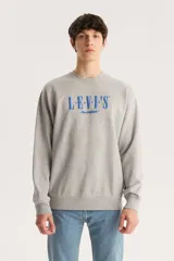 Buzo gris de algodón con cuello redondo, puños y cintura acanalados. Estampado frontal con el logo de Levi's en azul.