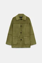 Abrigo de ante sintético color verde militar, con cuello solapa, manga larga, bolsillos delanteros de parche y cierre frontal con botones oscuros.