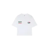 Remera blanca oversize de Eme Studios, con cuello redondo y mangas cortas. Presenta estampados gráficos pequeños en el pecho con inscripciones y logotipos en negro, rojo y verde.