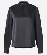 Blusa de poliéster satinado color gris oscuro, de mangas largas con puños abotonados y cuello mao con abertura en V.