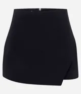 Short pollera corto negro confeccionado en bengalina, con diseño cruzado en el delantero y cierre invisible en la parte trasera.
