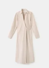 Vestido midi cruzado beige con sutiles rayas verticales oscuras, cuello camisero con solapa, mangas largas y cierre delantero cruzado.