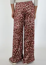 Pantalón de corte palazzo con estampado animal print en tonos bordó y beige, con cintura elástica.