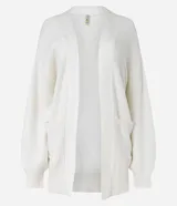 Cardigan abierto de punto pesado, color blanco, con mangas largas, bolsillos laterales y diseño alargado.