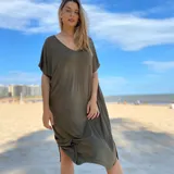 Túnica verde militar de corte holgado, con escote en V y mangas cortas.