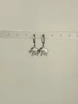 Aros de acero quirúrgico hipoalergénico con dije colgante en forma de elefante.