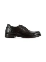 Zapato de cuero 100% italiano marca RKF modelo Ford, de color marrón oscuro. Presenta diseño clásico tipo derby con cordones y suela de poliuretano.