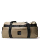 Bolso deportivo tipo duffel de North Sails, color beige con detalles en negro. Cuenta con correas de transporte resistentes, cierres de seguridad y parche con logo de la marca en el frente.