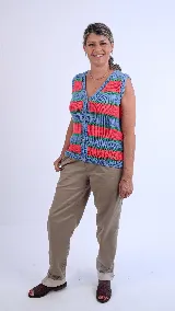 Chaleco tejido a mano de hilo de algodón, con diseño de franjas horizontales en colores fucsia, celeste, negro y detalles en amarillo flúor, escote en V y cierre frontal con botones.