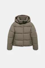 Campera puffer corta de tejido engomado resistente al viento, con aislamiento térmico. Presenta cuello subido con capucha, manga larga, bolsillos delanteros y bajo ajustable con stoppers laterales. Cierre frontal con cremallera termosellada y botones magnéticos.