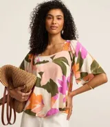 Blusa de mangas cortas con escote cuadrado y estampado floral en tonos rosa, naranja, verde y blanco.