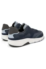 Championes Camper modelo Kit Hou.876 de color azul marino, con detalles en celeste y gris oscuro en el talón, suela blanca y cordones al tono.