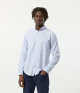 Camisa de corte slim, confeccionada en tejido de algodón responsable, con cuello camisero, manga larga y cierre frontal abotonado.