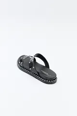 Sandalias plateadas con doble tira ancha y microtachas metálicas.