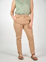 Pantalón de vestir azul marino, de corte slim, tiro alto, de gabardina elastizada. Detalle en V en zona de pretina trasera. Bolsillos traseros falsos y terminación de cortes en el bajo.