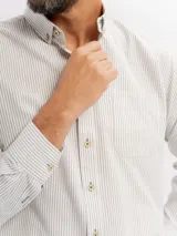 Camisa de manga larga con estampado de cuadros vichy en tonos celestes y blancos, con cuello abotonado.