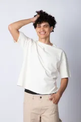 Remera de corte boxy y holgado, confeccionada en algodón pesado, con cuello redondo y diseño liso.